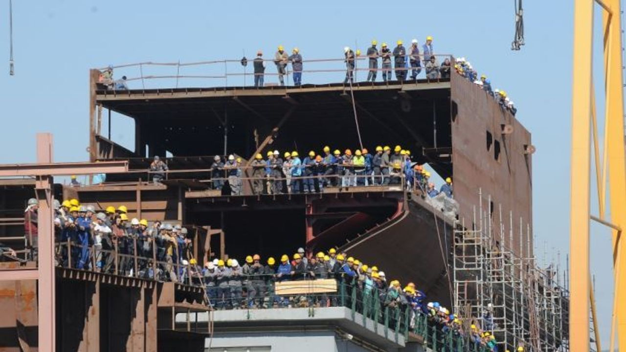 Yalova'da inşa edilen rüzgar türbini destek gemisi denize indirildi