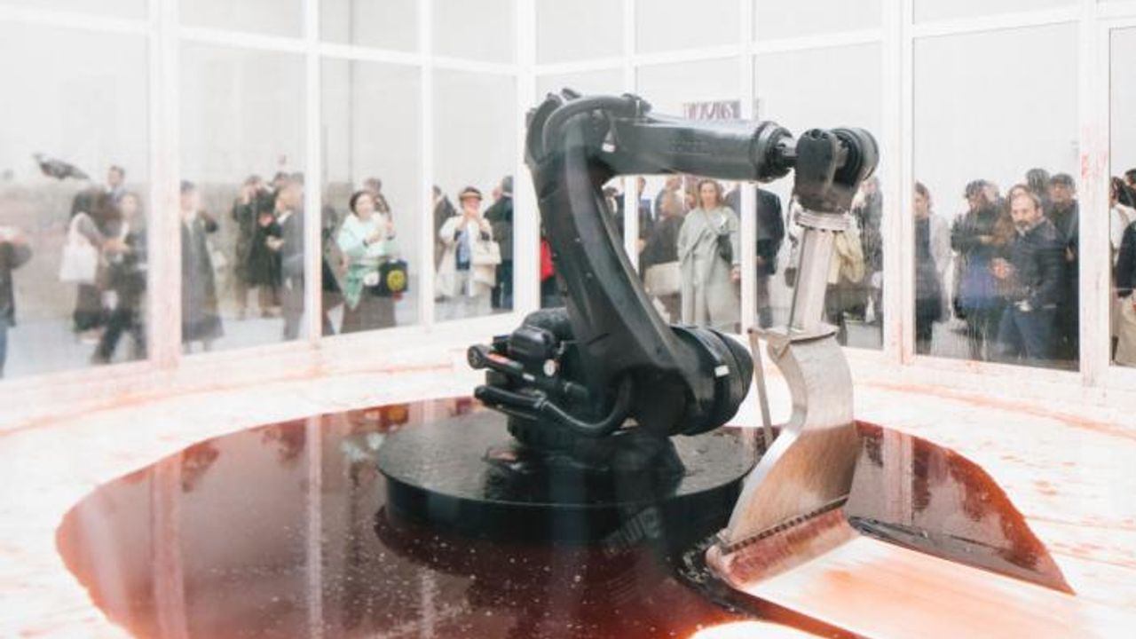 Endüstriyel robotla yapılan sanat sergileniyor
