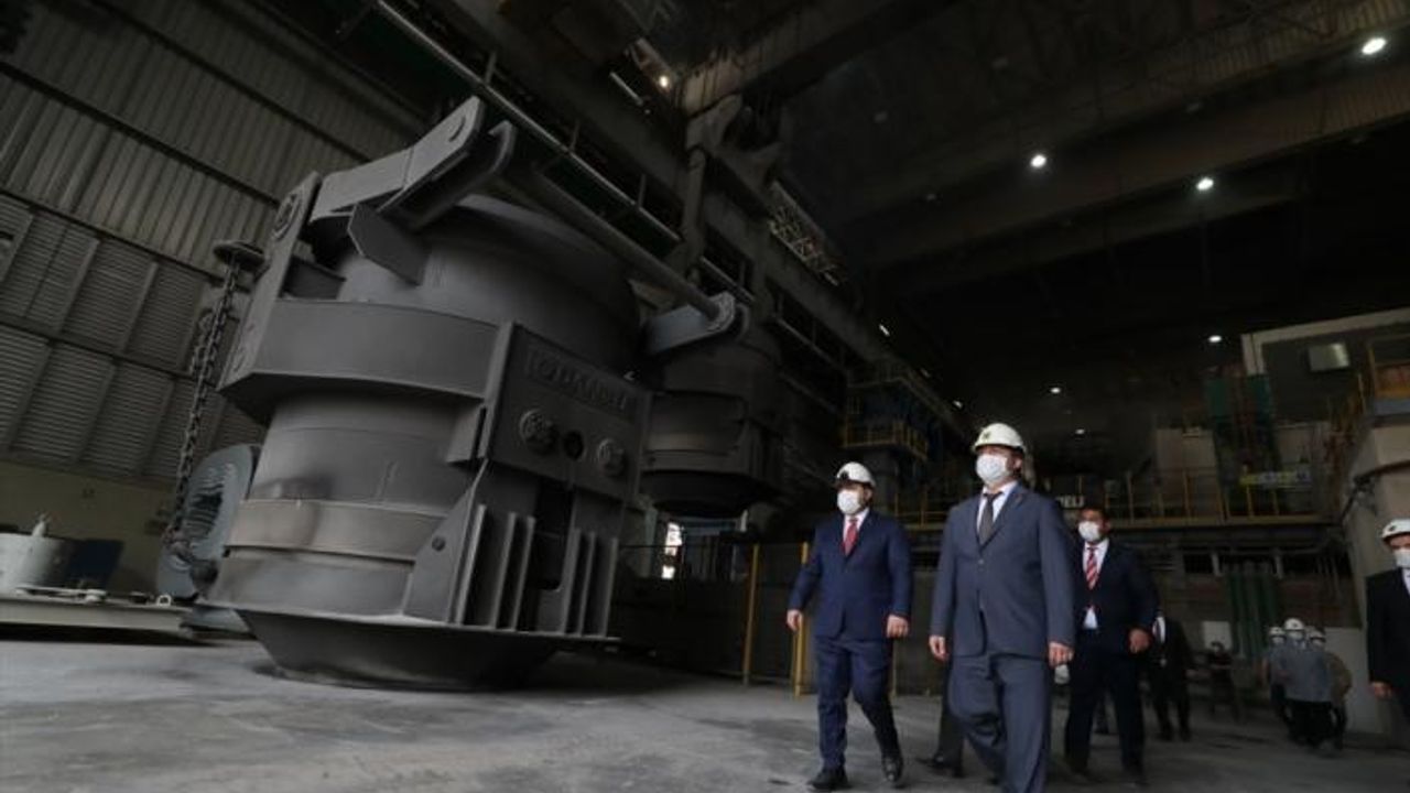 Bakan Varank, Kırıkkale'deki maske üretim tesisini gezdi