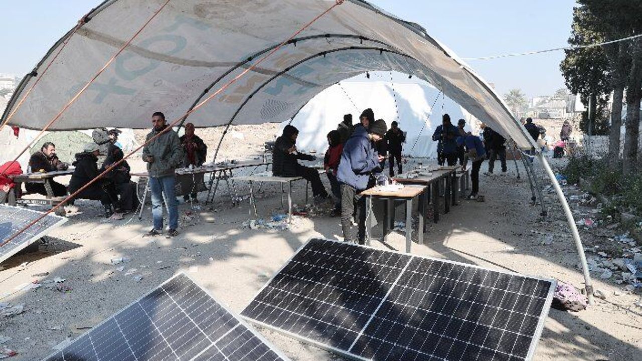 HATAY'DAKİ ÇADIR KENTE GÜNEŞ PANELLERİ KURULDU