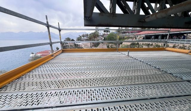 Antalya Yat Limanı’nda 28 Metrelik Güvenli İskele Kurulumu