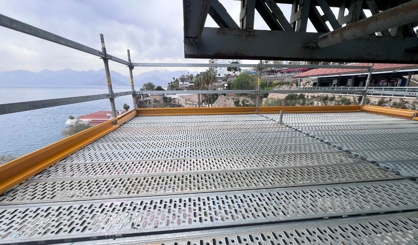 Antalya Yat Limanı’nda 28 Metrelik Güvenli İskele Kurulumu
