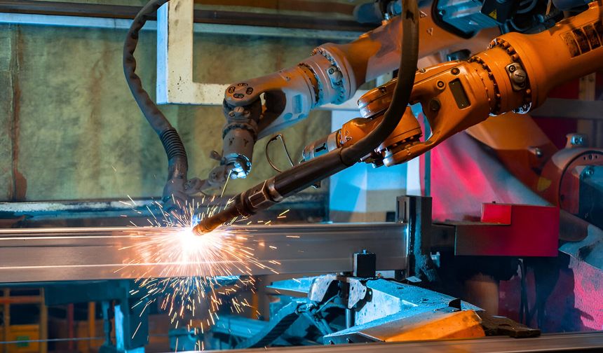 ROBOTİK HASSASİYET VE İNSAN GÜCÜNÜN ÜRETİMDEKİ DENGESİ