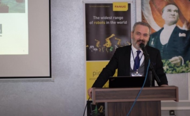 “Son yıllarda formasyon odaklı bir yaşam, dünyada dijital tasarımcıların hakim olduğu dijital bir toplum var. İnsansı robotlar, iş birlikçi robotlar, servis robotları ya da endüstriyel robotlar ileride bizi başka bir yere götürecek. Yarın ve sonrasında bilgi odaklı bir yaşam, bilgi toplumu olacak. Bilginlerin hakimiyetinin olduğu hikmet toplumuna doğru gideceğiz.”

ROBODER Başkanı ve Simetrik Pro Kurucusu Gürel Yılmaz