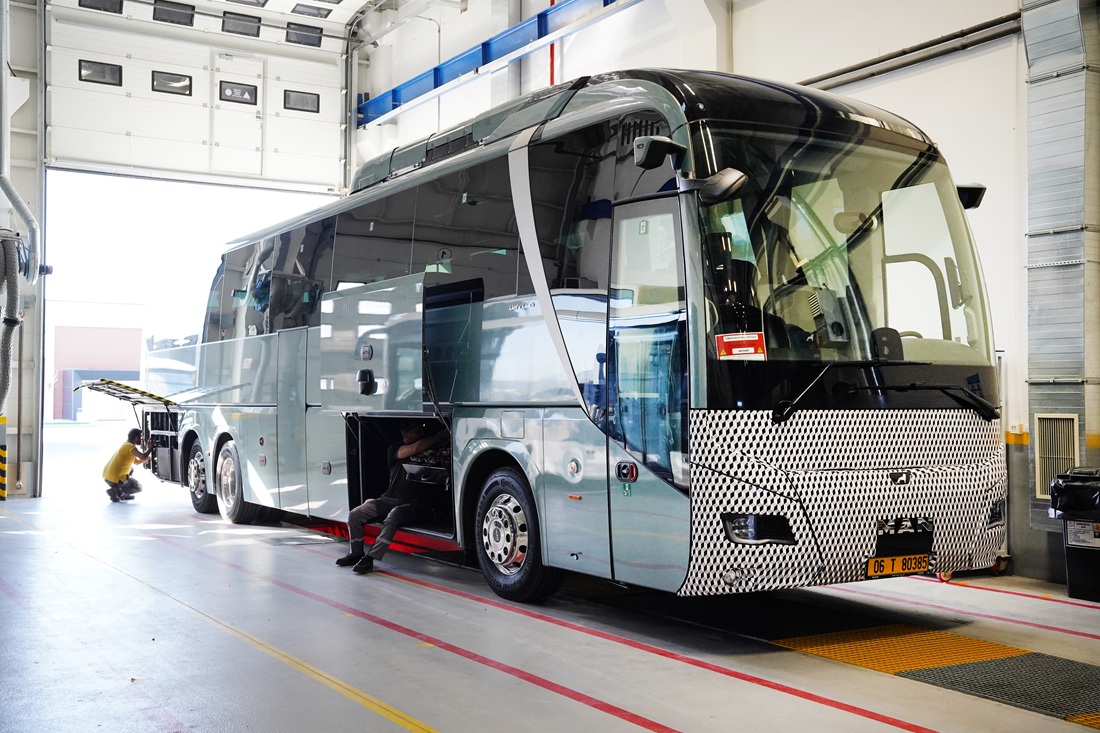 1747205242 E Eot Man Ecoach Sneak Preview 05