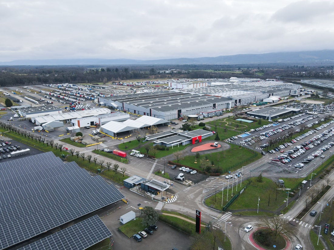 1751277510 Renault Trucks Gu Nes Enerjisi Kanopileri Bourg En Bresse 02