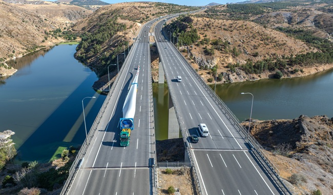 Hareket Türkiye'nin En Uzun Rüzgar Türbini Kanatlarını Taşıdı (4)