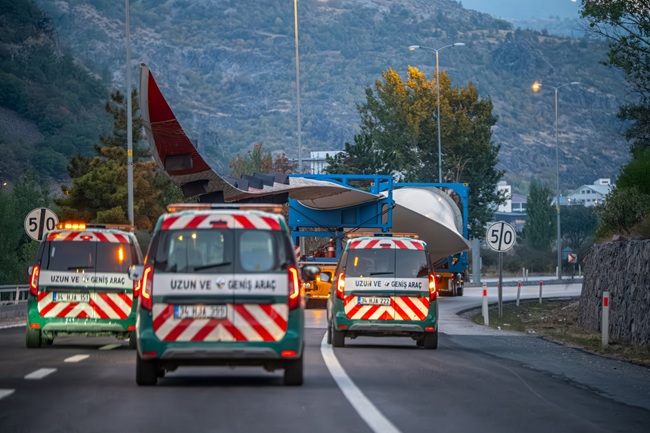 Hareket Türkiye'nin En Uzun Rüzgar Türbini Kanatlarını Taşıdı (5)